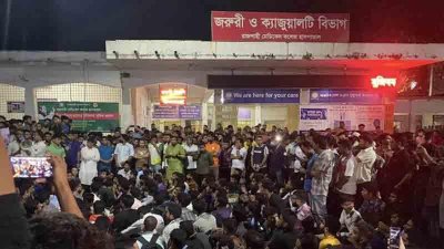 অবহেলায় ছাত্রের মৃত্যুর অভিযোগে রাজশাহী মেডিক্যাল কলেজ হাসপাতালে বিক্ষোভ করেন রাবি শিক্ষার্থীরা (ফাইল ছবি)