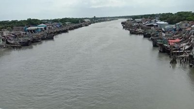 বঙ্গোপসাগরে অবস্থানরত গভীর নিম্নচাপের প্রভাবে পটুয়াখালীর উপকূলজুড়ে বিরাজ করছে বৈরী আবহাওয়া