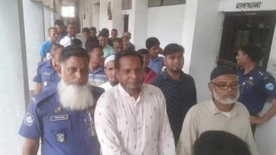 আদালতের বিচারক আসামিদের কারাগারে পাঠানোর নির্দেশ দেন