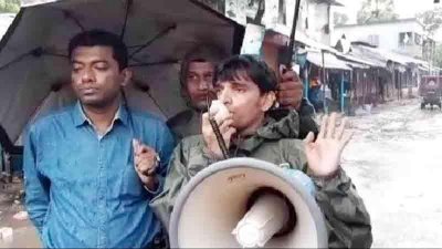 উপকূলীয় এলাকায় মাইকিং করে লোকজনকে আশ্রয়কেন্দ্রে যেতে বলা হচ্ছে