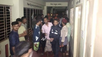 আশ্রয়কেন্দ্রে মানুষ
