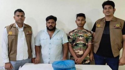 গাঁজা পাচারের অভিযোগে ট্রেনের পরিচালকসহ গ্রেফতার ২