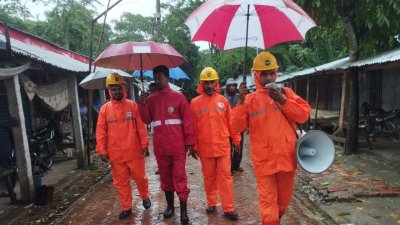 আশ্রয় কেন্দ্রে যাওয়ার জন্য মাইকিং করা হচ্ছে