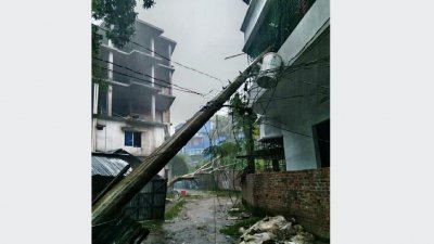 হেলে পড়া একটি বিদ্যুতের খুঁটি। ছবি: পিরোজপুর প্রতিনিধি
