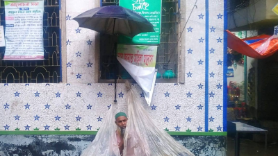 কলা বিক্রির আশায় বৃষ্টিতে ভিজে বসেছিলেন মহোর আলী
