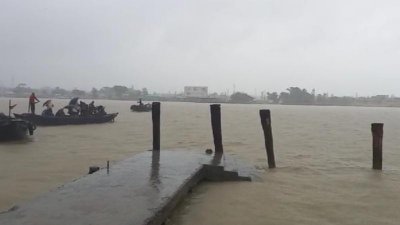 খুলনার উপকূলে বাড়ছে জোয়ারের পানি