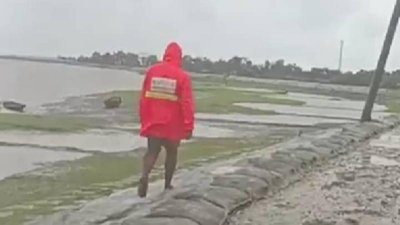 ঘূর্ণিঝড়ের প্রভাবে ভারী বৃষ্টি হচ্ছে