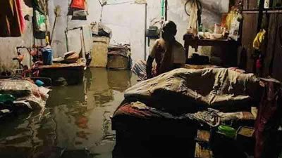 চট্টগ্রামে ঘরের মধ্যে পানি উঠে গেছে