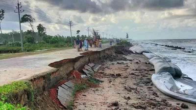 মেরিন ড্রাইভের একটি অংশ ভেঙে গেছে