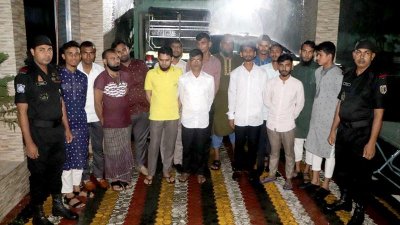 র‌্যাবের হাতে গ্রেফতার প্রতারক চক্রের সদস্যরা
