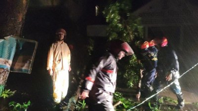 উদ্ধার তৎপরতা চালাচ্ছেন ফায়ার সার্ভিসের কর্মীরা (ফাইল ছবি)