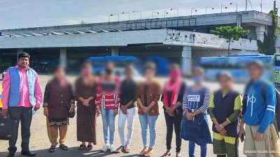 ভারত থেকে আসা তরুণীরা