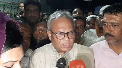 মোংলায় নেতাকর্মীদের সঙ্গে দেখা করতে গিয়ে সাংবাদিকদের মুখোমুখী রুহুল কবির রিজভী