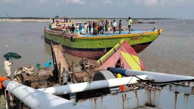 সন্দ্বীপ চ্যানেলে ডুবে যাওয়া ড্রেজারের শ্রমিকদের উদ্ধারে চেষ্টা চলছে
