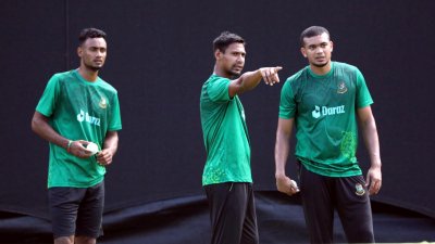 নেদারল্যান্ডস ম্যাচে জয়ের নায়ক ছিলেন তাসকিন (ডানে), প্রোটিয়াদের বিপক্ষে কে?