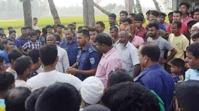 ঘটনাস্থল থেকে স্কুলছাত্র তরিকুলের লাশ উদ্ধার করেছে পুলিশ