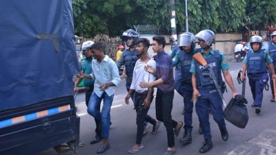 ঘটনাস্থল থেকে ১০ জনকে গ্রেফতার করেছে পুলিশ