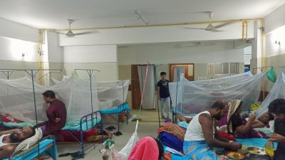 কুমিল্লা মেডিক্যাল কলেজ হাসপাতালে ডেঙ্গু রোগীরা চিকিৎসা নিচ্ছেন