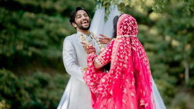 চা বাগানে ঘেরা উন্মুক্ত মঞ্চে প্রীতম-শেহতাজের মালাবদল