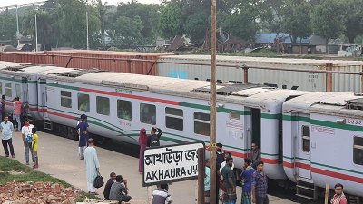অল্পের জন্য রক্ষা পেলো ট্রেন দুটি