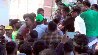 সমাবেশ মঞ্চে ওঠা নিয়ে বিএনপি নেতাকর্মীদের মারামারি