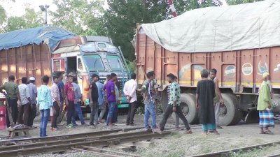 রেললাইনের ওপর ভারত থেকে আসা পণ্যবাহী ট্রাকের ইঞ্জিন বিকল হয়ে যায়...
