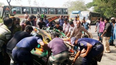 সড়ক থেকে দুমড়ে যাওয়া সিএনজি অটোরিকশাটি সরানোর হচ্ছে