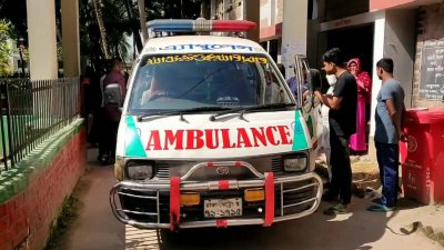 তাকে হাকিমপুর উপজেলা স্বাস্থ্য কমপ্লেক্সে নেওয়ার পর চিকিৎসক মৃত ঘোষণা করেন