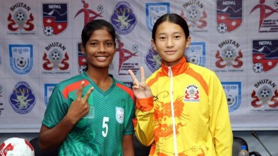 ভুটানের অধিনায়কের সঙ্গে বামে বাংলাদেশ অধিনায়ক রুমা আক্তার।