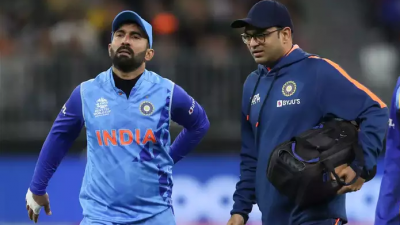 দক্ষিণ আফ্রিকার বিপক্ষে খেলার সময় চোট নিয়ে মাঠ ছাড়েন কার্তিক।