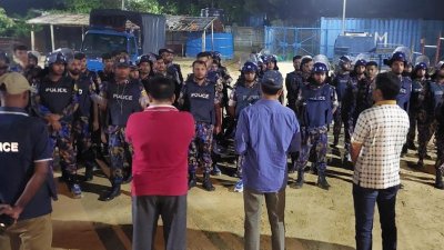 রোহিঙ্গা ক্যাম্পে  ‘অপারেশন রুট আউট’  নামে বিশেষ অভিযান পরিচালিত হচ্ছে