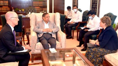 আইনমন্ত্রী আনিসুল হকের সঙ্গে কথা বলছেন কানাডার হাইকমিশনার লিলি নিকোলস