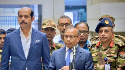 ডিএনসিসি কোভিড ডেডিকেটেড হাসপাতাল পরিদর্শন করেন মেয়র আতিকুল ইসলাম এবং স্থানীয় সরকার, পল্লী উন্নয়ন ও সমবায় মন্ত্রী তাজুল ইসলাম