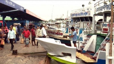 গণসমাবেশের আগে বন্ধ লঞ্চ-স্পিডবোট, স্বেচ্ছাসেবক দল নেতার লঞ্চে ভাঙচুর 