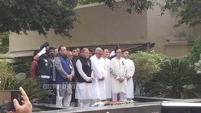 বঙ্গবন্ধুসহ ৪ নেতার প্রতিকৃতিতে স্বরাষ্ট্রমন্ত্রীর শ্রদ্ধা