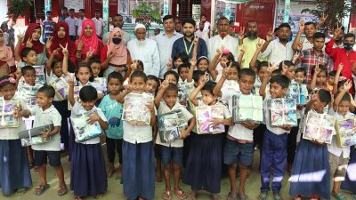 শিশুদের হাতে তুলে দেওয়া হয় ব্রুনাইয়ের সুলতানের দেওয়া উপহার