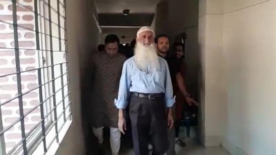 দুদিন পর নিজ কার্যালয় থেকে বের হয়েছেন উপাচার্য ফরহাদ হোসেন