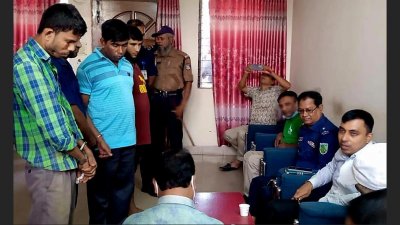 আটক চার টিকেট কালোবাজারি (বাঁয়ে)