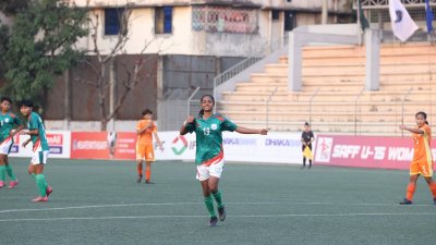 গোল উৎসব করেছেন সুরভি।
