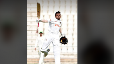 সেঞ্চুরি উদযাপন করছেন শাহরিয়ার সাকিব।