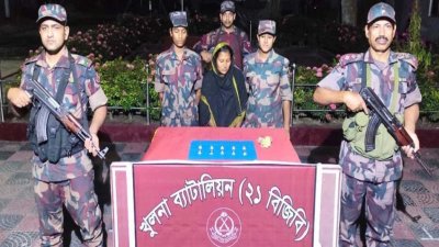 ভারতে স্বর্ণ পাচারের সময় নারী পাচারকারী আটক