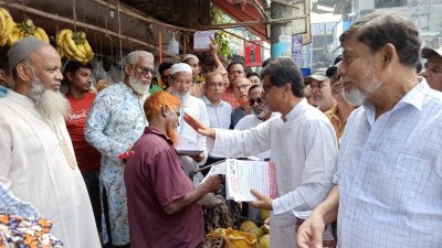 লিফলেট বিতরণ করলেন বিএনপি নেতাকর্মীরা