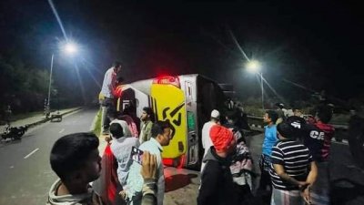 উল্টে যাওয়া সৌদিয়া পরিবহনের যাত্রীবাহী বাস