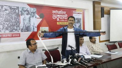 অনুষ্ঠানে কথা বলছেন আলোকচিত্রী দিনু আলম। ছবি: নাসিরুল ইসলাম