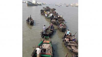 স্থানীয় সাম্পান মাঝিরা নৌকা বেঁধে প্রতিবাদ জানান
