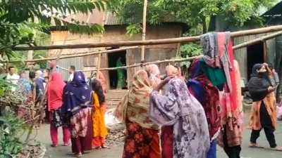 আহত শিশুর বাড়িতে এলাকাবাসী