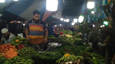 নগরীর ময়লাপোতার সন্ধ্যা বাজারের একটি সবজির দোকান