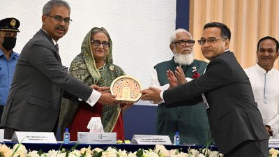 বিজিএমইএ সভাপতি ফারুক হাসানের পক্ষে স্নোটেক্স গ্রুপের ব্যবস্থাপনা পরিচালক এস এম খালেদের হাতে পুরস্কার তুলে দেন প্রধানমন্ত্রী শেখ হাসিনা