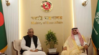 স্বরাষ্ট্রমন্ত্রী আসাদুজ্জামান খান কামাল ও সৌদি স্বরাষ্ট্র উপমন্ত্রী ড. নাসের বিন আব্দুল আজিজ আল দাউদ