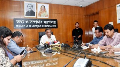 সাংবাদিকদের সঙ্গে কথা বলছেন তথ্য ও সম্প্রচারমন্ত্রী ড. হাছান মাহমুদ